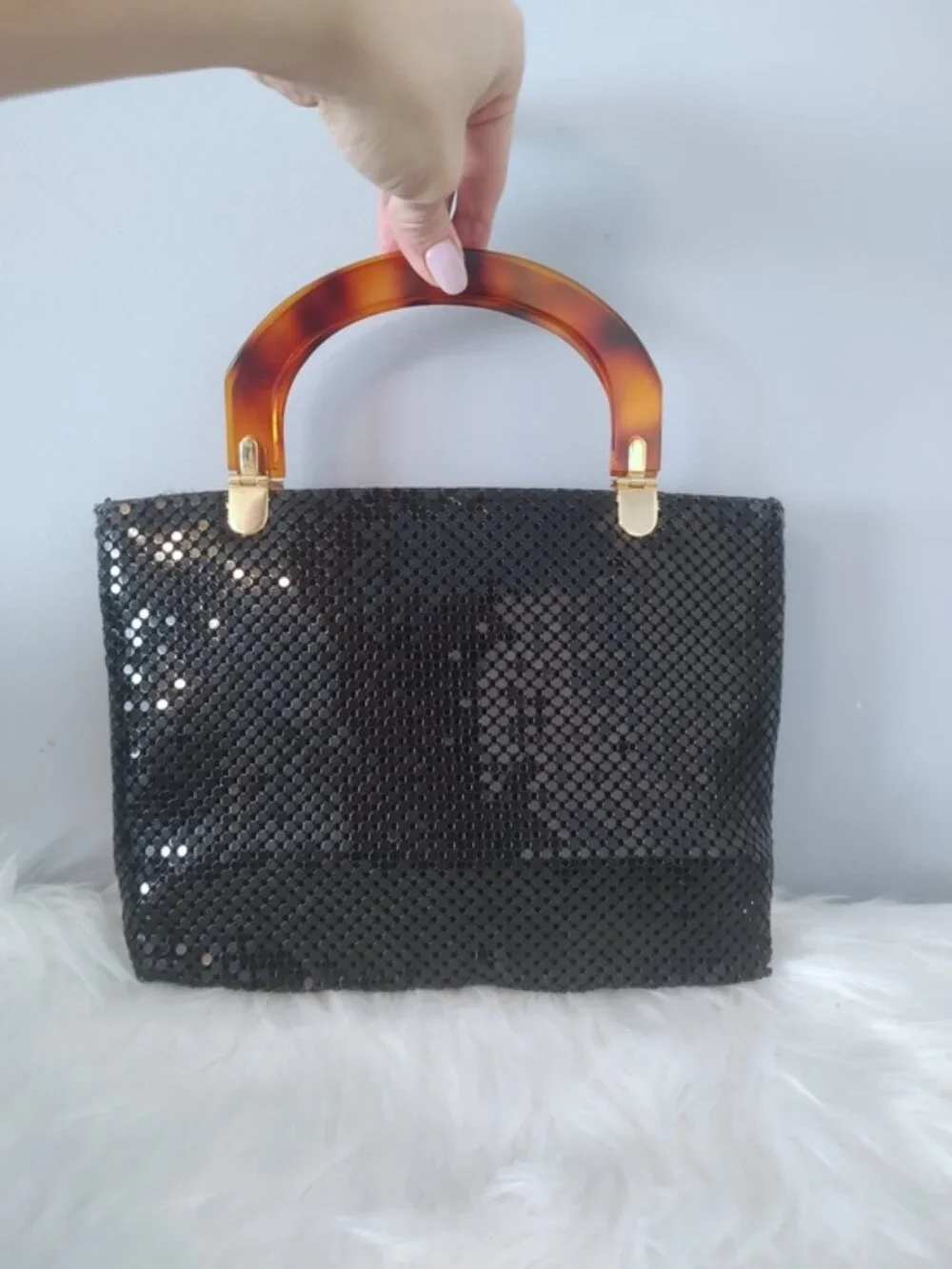 Vintage 1960s metal mesh handbag w/lucite handles - Picture 3 of 11